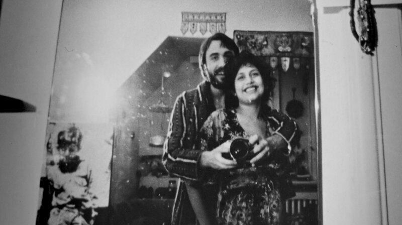 Sechs Regisseure, ein Film: In Episoden erinnern sie sich an ihre Erfahrungen am Ende der DDR und an das Schicksal einer Familie im Nationalsozialismus. Sie erzählen vom Filmemachen trotz Zensur, von der Suche nach Möglichkeiten. Sie erzählen von Verlusten, vom Weggehen, vom Bleiben und von der Liebe im Exil. Ein Film über die Sehnsucht nach Heimat und über das Bestehen von Freundschaften. – Chetna und Lars Barthel. – Bild: HR/​rbb/​Lars Barthel