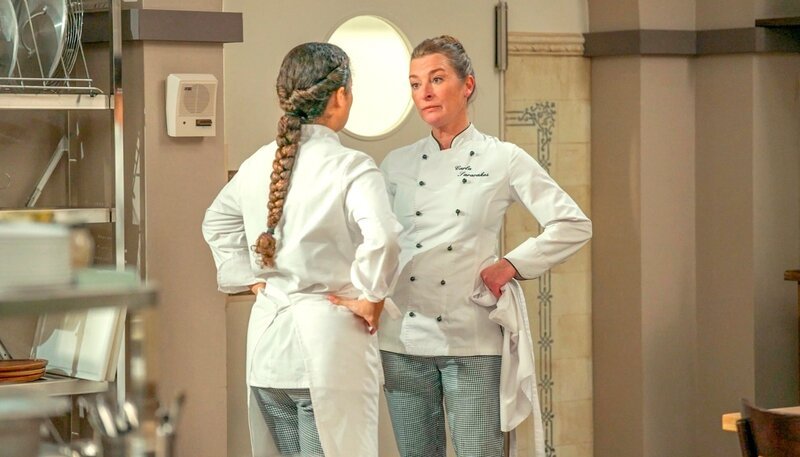 Carla (r. Maria Fuchs) ist schockiert, als Ellie (l. Kim Biebow) die Ausbildung ablehnt. Sie schlägt vor, Ellie ins Bistro zu holen, doch Ellie bekommt ein anderes Angebot. – Bild: NDR