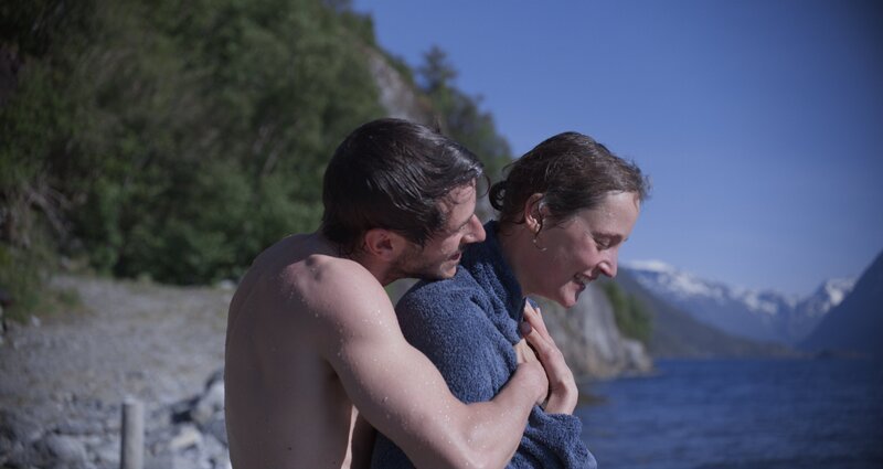 Hélène (Vicky Krieps) und Matthieu (Gaspard Ulliel) in Norwegen. – Bild: Yves Cape / Eaux Vives Productions; NiKo Film Hélène (Vicky Krieps) und Matthieu (Gaspard Ulliel) in Norwegen. – Bild: Yves Cape / Eaux Vives Productions; NiKo Film