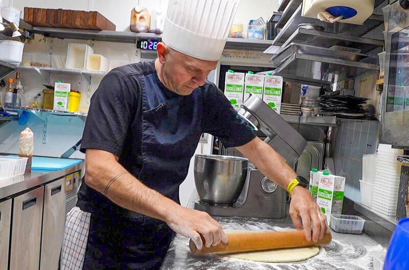 Küchenchef Julien Domin bereitet die klassische Camembert-Tarte zu. – Bild: Elephant Doc