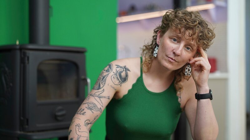 Svenja Post, 42, Lehrerin und Autorin, spürt vor allem in der 2. Zyklushälfte deutliche psychische Veränderungen – erste Anzeichen für die Perimenopause? – Bild: SWR/​Christian Wendelberger