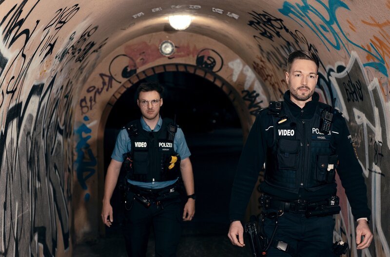 Polizeikommissare Jonas Horder und Maximilian Hagel im nächtlichen Einsatz – Bild: SWR/​Jürgen Weißenfels