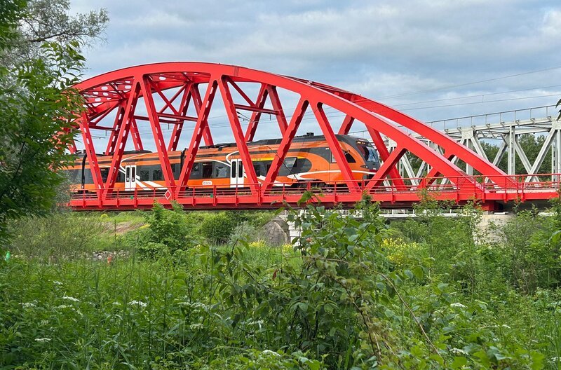 Mit der Bahn unterwegs: die Brücke über den Emajõgi („Mutterfluss“), den wichtigsten Wasserweg Estlands – Bild: SWR/​Alexander Schweitzer
