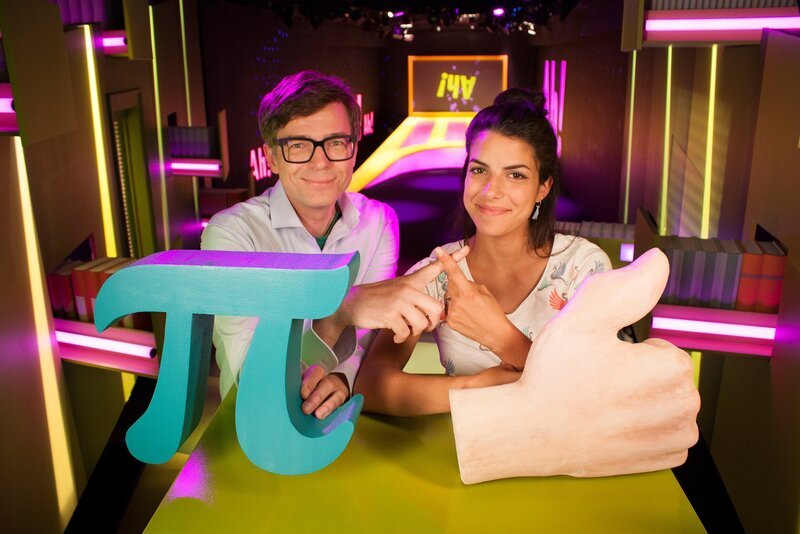 Im Ah!-Studio ist alles Mmh! Ah! Thema Tisch. Nein, das ist kein Rechtschreibfehler, sondern eine Denkaufgabe. – Bild: WDR/​Thorsten Schneider