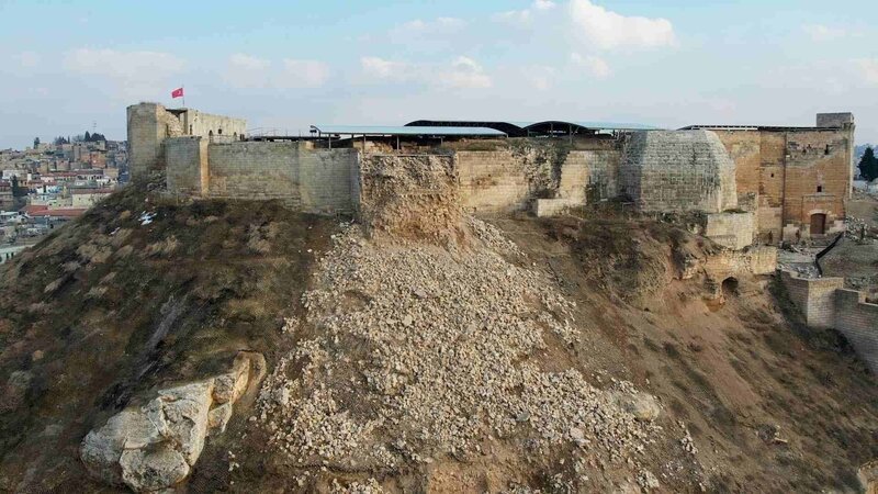 Die fast 2000 Jahre alte Zitadelle der türkischen Stadt Gaziantep wird durch ein Erdbeben schwer beschädigt. – Bild: ZDF