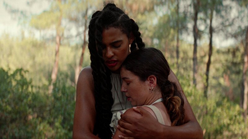 Mariam (Julie Hega, links) und Kalliopi (Myriam Sofia Artzanidou) im Wald. – Bild: SWR/​Filmakademie Baden-Württemberg/​Jan Wittkopp