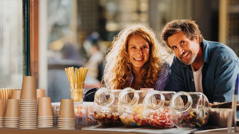 Wingwoman Caro Sander (Chiara Schoras) und Marc Ahmadi (Tom Beck) verstehen sich auf Anhieb. – Bild: ZDF und Gordon Muehle