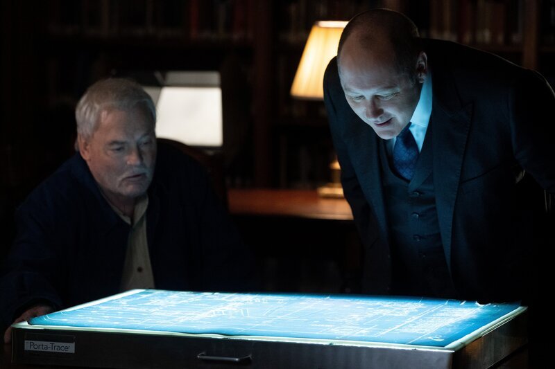 l-r: Robert Vesco (Stacy Keach), Raymond ‚Red‘ Reddington (James Spader) – Bild: Sony /​ Virginia Sherwood /​ Sony Pictures Television Inc. and Open 4 Business Productions LLC