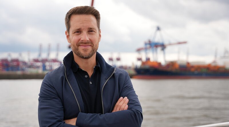 Mirko Drotschmann am Hafen – Bild: phoenix/​ZDF/​Julian Adolph