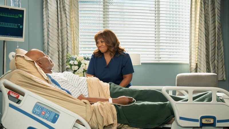 Patientenbesuch: James Pickens Jr. als Dr. Richard Webber, Chandra Wilson als Dr. Miranda Bailey – Bild: SRF/​Disney