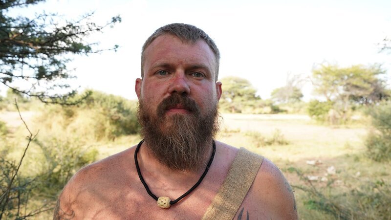 Brandon close up full body day 01 – Bild: Warner Bros. Discovery