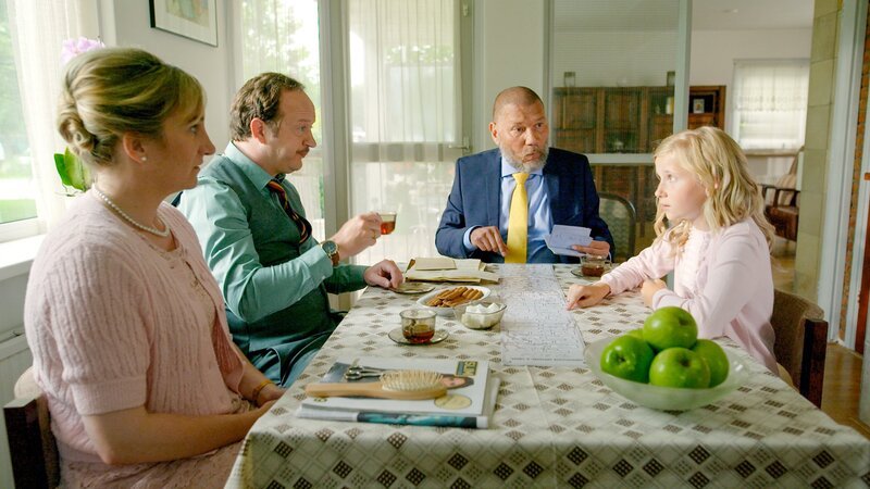 Ein Notar verhandelt mit Lena und ihren Pflegeeltern Nora und Job Kleverlaan, wo Lena nach Benedicts Auftauchen leben soll (vv.li.: Eva Damen, Rein Hofman, Kenneth Herdigein, Isa Jansen). – Bild: ORF/​Beta Film/​Fiction Valley/​Avrotros