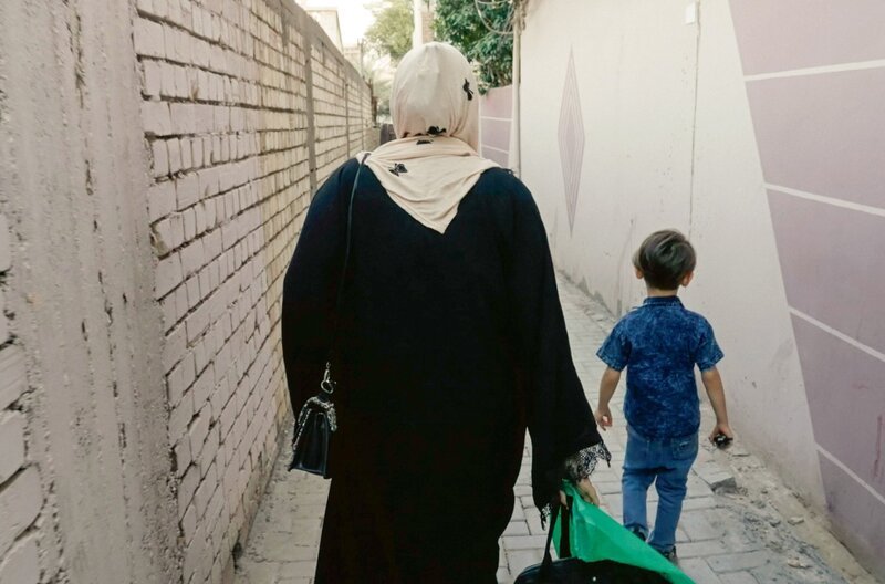 Um Yousef ist eine alleinerziehende Mutter in Bagdad. Vor zwei Jahren verkaufte sie ihre Niere auf dem Schwarzmarkt. Inzwischen ist ihr das Geld ausgegangen, und sie ist selbst erkrankt. – Bild: Mario Poeta