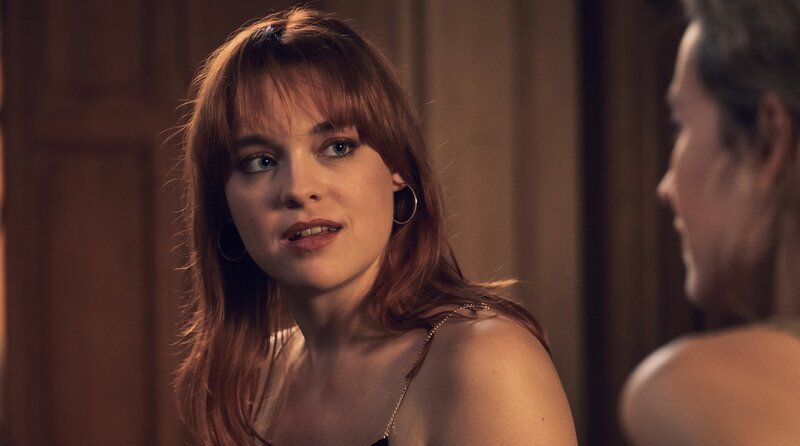 Charlotte (Amelie Henning) trennt nicht mehr zwischen Escort und Privat. – Bild: ARD Degeto Film/​Mia Wallace Productions/​Senator Film Produktion/​Michel Vertongen