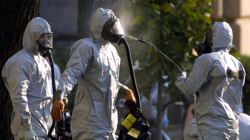 Ein Gefahrgutbeauftragter besprüht am 23. Oktober 2001 seine Kollegen, nachdem er von einer Anthrax-Suche auf dem Capitol Hill zurückgekehrt ist. – Bild: uklibscre /​ THE HISTORY CHANNEL /​ A+E Networks