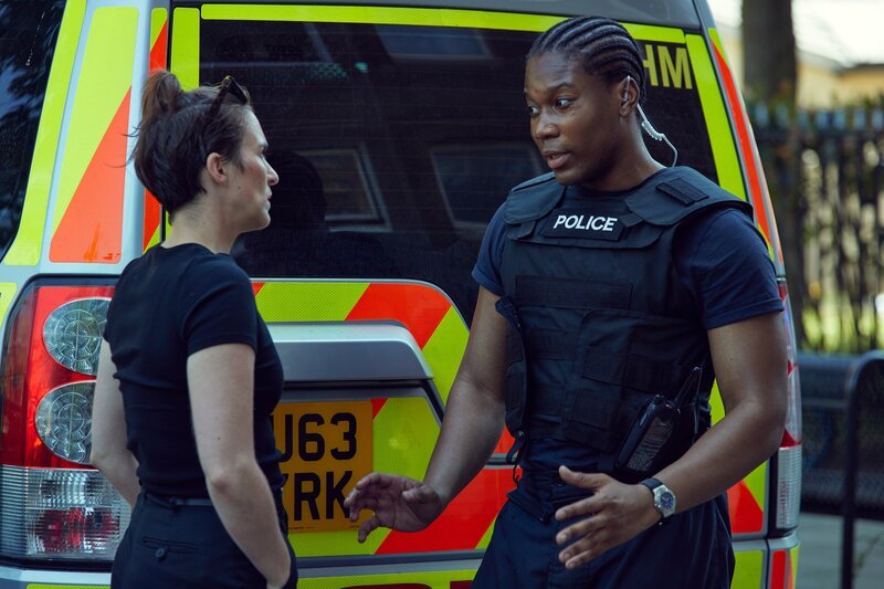 Danny (Eric Shango) bittet Lana (Vicky McClure), noch vorsichtiger zu sein. – Bild: Matt_Frost /​ ZDF