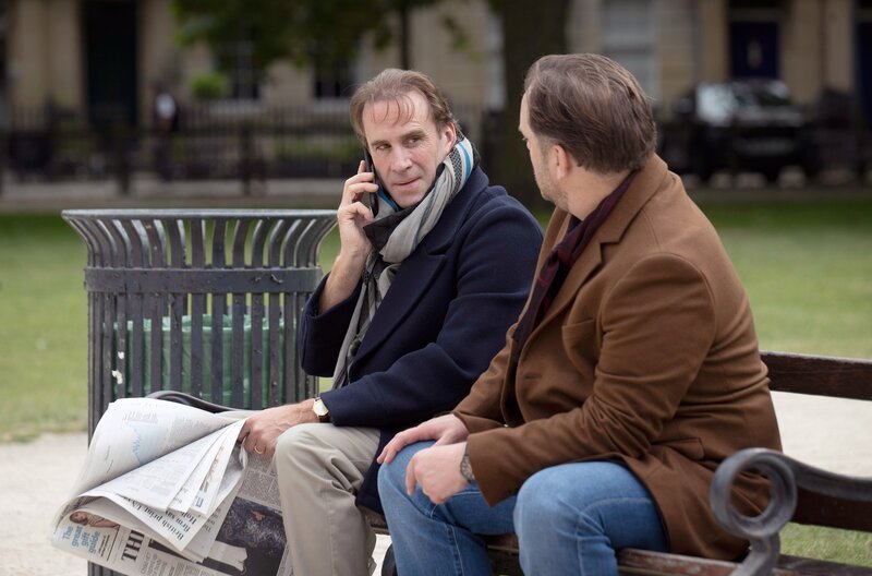 Decken den Grund für Nazanins Entführung auf: Richard Ratcliffe (Joseph Fiennes, li.) mit seinem Freund Oliver Denton (Sam Troughton, re.) in London – Bild: Dancing Ledge Productions
