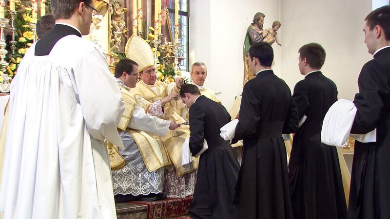 Tonsur durch den Bischof der Priesterbruderschaft de Galarreta im Priesterseminar Zaitzkofen. – Bild: 3sat