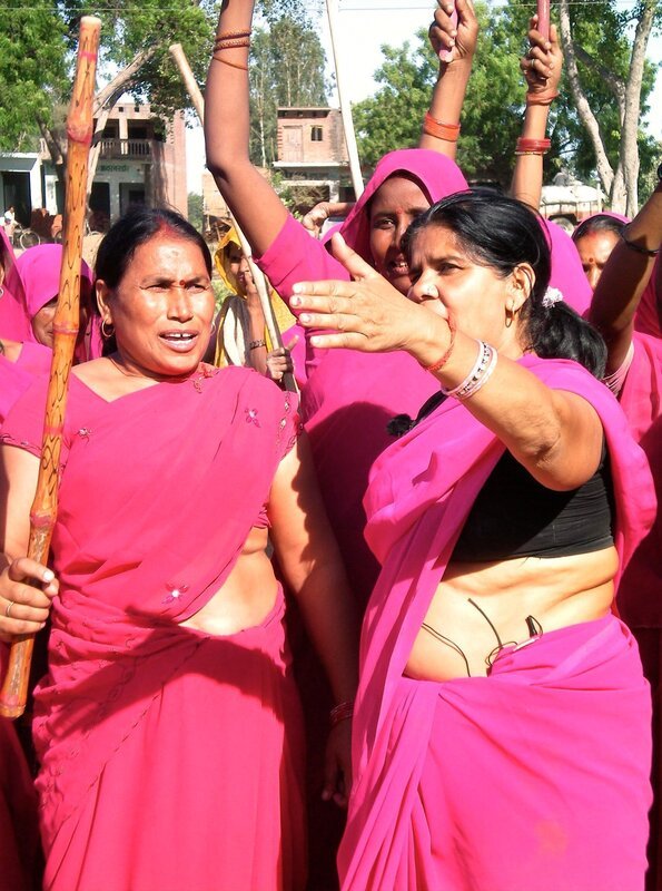 Die Bürgerwehr in Pink – Indiens Frauen kämpfen für Gerechtigkeit. – Bild: WDR/​Christ Media GmbH/​Dorothe Dörholt