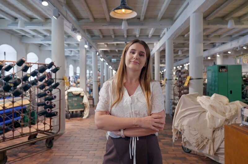 Joanna Fijol arbeitet als Historikerin im Zentralen Textilmuseum in der Weißen Fabrik, einem Gebäudekomplex der Textilindustrie aus dem 19. Jahrhundert. – Bild: Graef Screen Productions