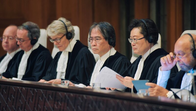 Der Präsident des Internationalen Gerichtshofs Yuji Iwasawa (4.v.l.) und weitere Richterinnen und Richter während einer Anhörung: Über hundert Staaten und Organisationen traten vor das Weltgericht. – Bild: Felix Golenko