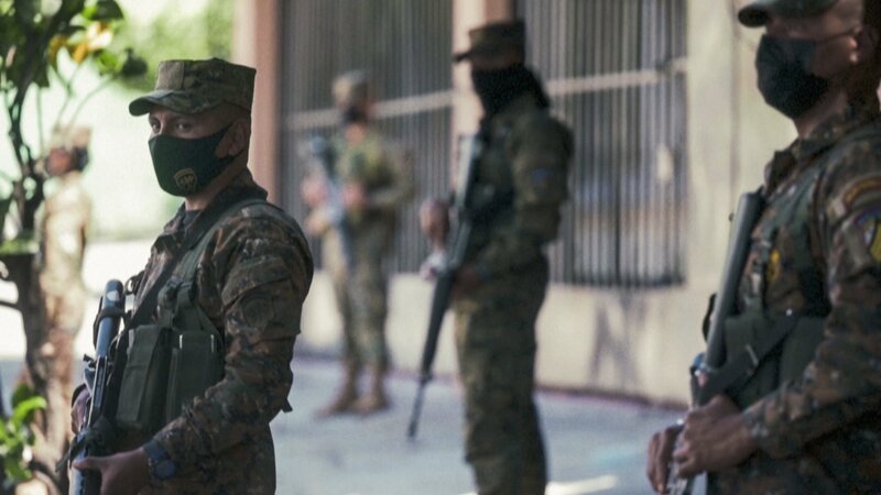 Mit einer verstärkten Polizei- und Militärpräsenz will Präsident Bukele El Salvador sicherer machen. – Bild: WGBH Educational Foundation /​ ZDF und WGBH Educational Foundat
