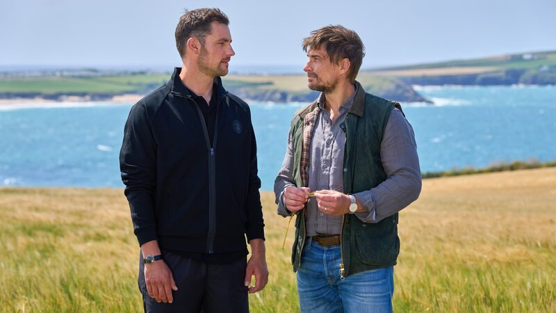 Nick Rolling (Craig Russell, r.) bittet John Smith (Ferdinand Seebacher, l.) um Rat in Liebesdingen. – Bild: ORF/​ZDF Studios/​Jon Ailes