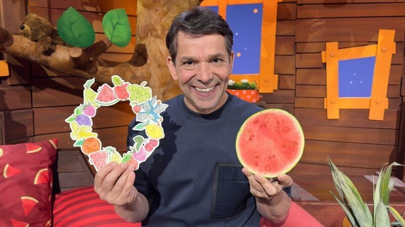 Juri gestaltet einen Obstkranz und schaut, wie Früchte von innen aussehen. – Bild: KiKA