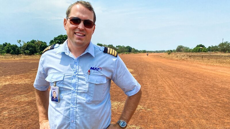 David Graf vor einer Sandpiste in Tambura, Südsudan – Bild: SRF