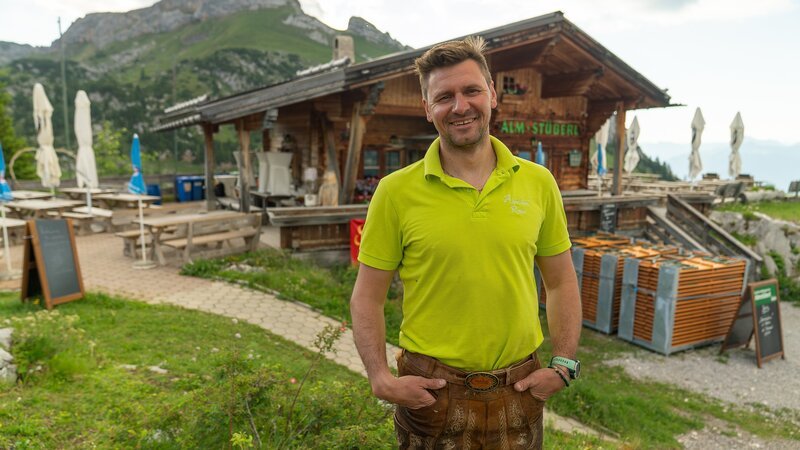 Im Almstüberl bewirtet Marco Hollaus jede Saison tausende Wanderer und Kletterer. – Bild: Julian Bungart /​ TVN /​ ZDF