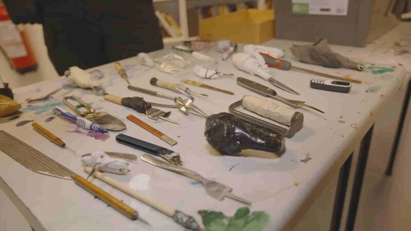 Bei den Zellendurchsuchungen werden immer wieder selbstgebaute Waffen und andere ungewöhnliche Gegenstände gefunden. – Bild: ZDF