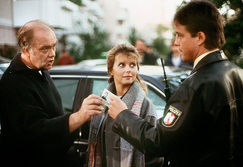 Kommissar Bernd Flemming (l., Martin Lüttge) und seine Kollegin Miriam Koch (Roswitha Schreiner) ermitteln zum letzten Mal am Tatort Düsseldorf. In einer gepanzerten Limousine ist die Leiche einer jungen Frau gefunden worden. – Bild: WDR/​Bischoff