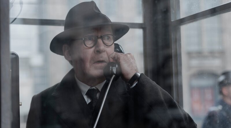 Dr. Forster (Ulrich Noethen) bittet am Telefon um Hilfe. – Bild: Frédéric Batier/​X Filme Creative Pool/​ARD Degeto Film/​WDR/​SWR/​HR/​Radio Bremen/​Beta Film