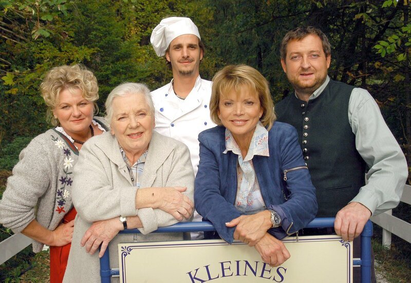 Antonia (Uschi Glas, 2.v.re.) und Regina (Ruth Drexel, 2.v.li.) präsentieren ihre Mannschaft: Kellnerin Fanny (Angelika Sedlmeier, li.), Wunderkoch Felix (Max von Thun, 2.v.re.) und sein Gehilfe Wanner (Maximilian Krückl, re.). – Bild: ARD Degeto/​Magdalena Mate