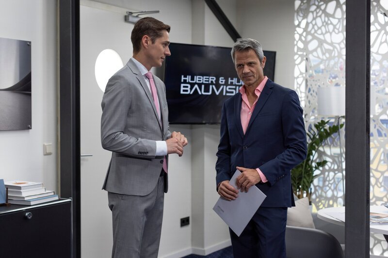 Benedikt (Jens Hajek, r.) kommt ausgerechnet durch Ringo (Timothy Boldt) auf eine Idee, wie er Ute entlasten kann. – Bild: RTL /​ Gefallene Heldin