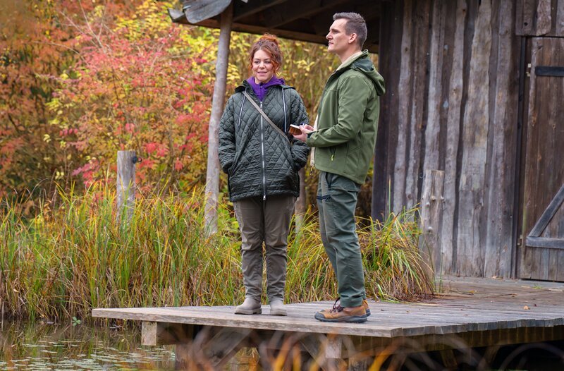 ARD STURM DER LIEBE FOLGE 4627. Fanny (Johanna Graen, l.) wundert sich, dass Marlon (Frederik Bott, r.) sich mit ihrer Zusammenarbeit so gut arrangiert. – Bild: ARD/​WDR/​Thomas Neumeier