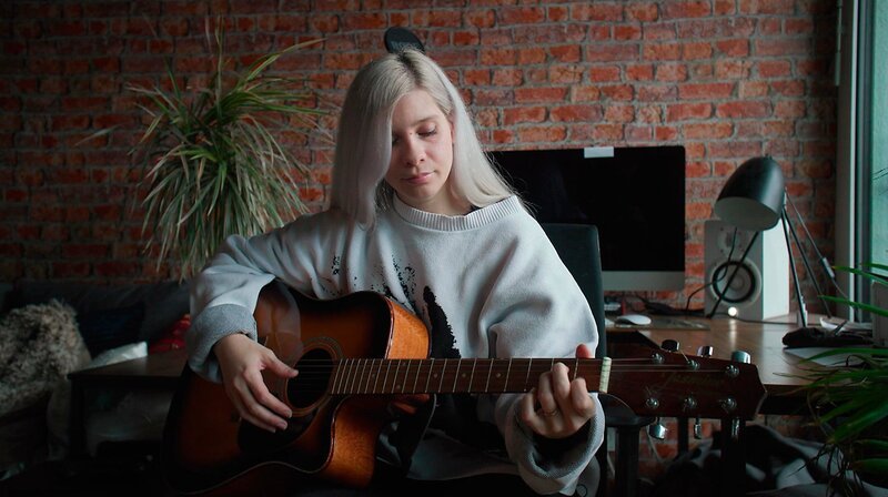 Die Musikerin Katha Rosa erzählt in ihren Texten von dem Missbrauch durch den Freund ihrer Mutter. – Bild: WDR