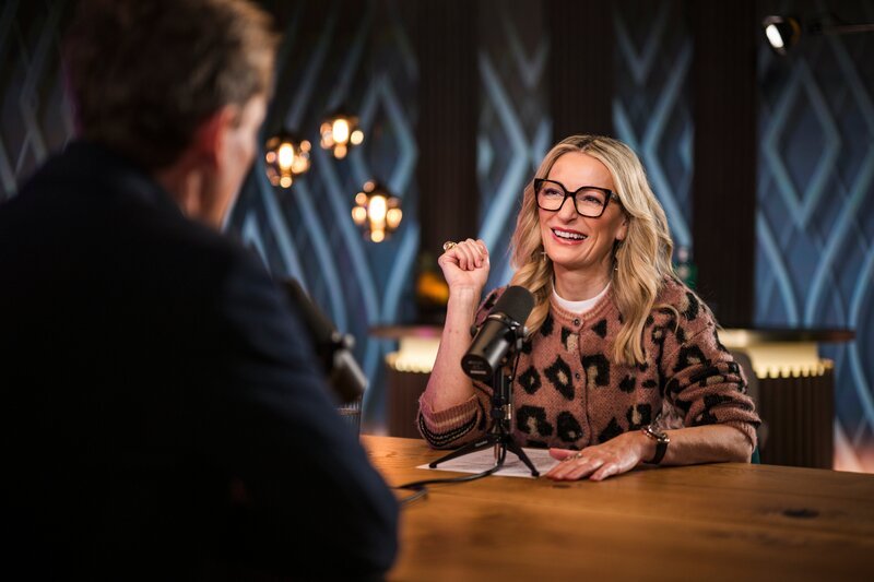 Monika Gruber und Noah Leo Lassalle während ServusTVs „Die Gruaberin – Vodcast“ in Salzburg, Österreich. – Bild: ServusTV /​ Sebastian Marko