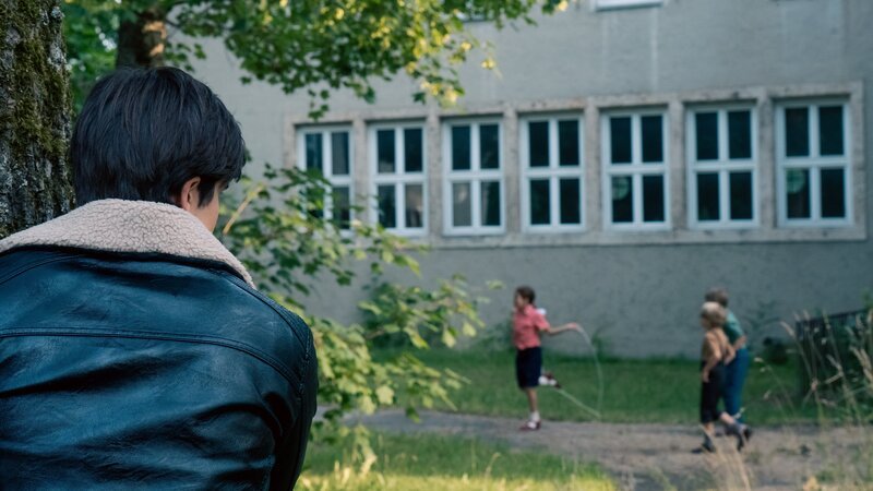 Nach der Festnahme des vermeintlichen Mörders (Tristan Martini) wird im Verhör deutlich, dass der Täter über Jahre immer wieder Kinder ausgespäht hatte. – Bild: ZDF und Raphael Knipping
