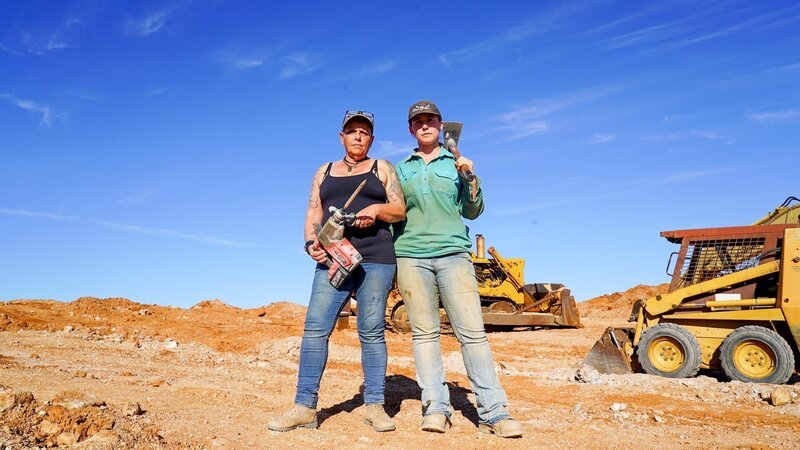 Issy Glen (left) and Angel Dempsey (right) – Bild: Warner Bros. Discovery