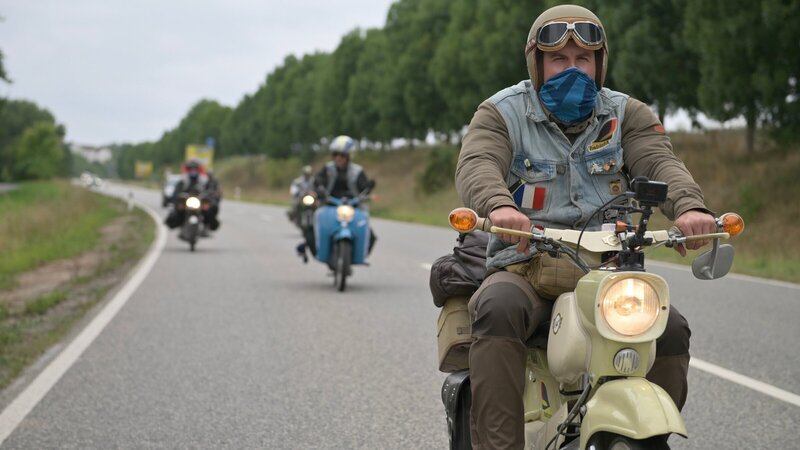 Voll bepackt: Einmal im Jahr fahren die Simson-Freunde gemeinsam auf große Tour. – Bild: ZDF