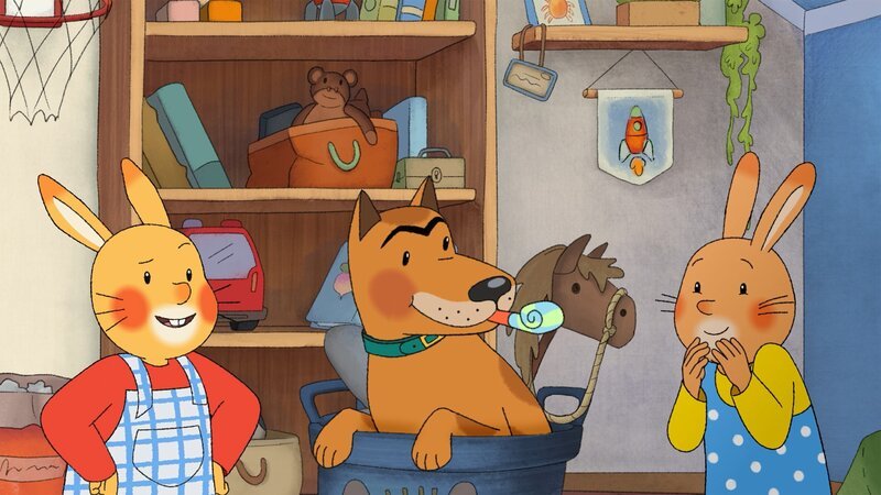 Karlchen, Monika und Bello suchen im Keller nach der Lieblingsdecke. – Bild: ZDF/​Alexandra Schatz