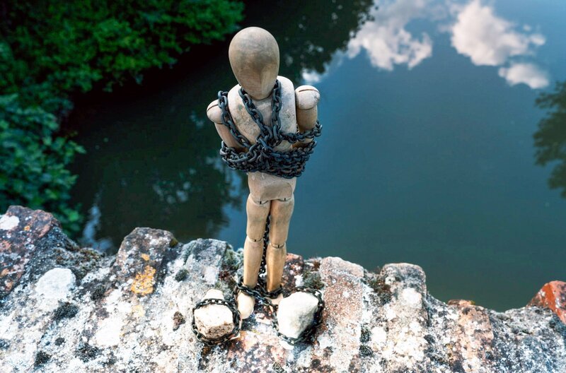 Die mittelalterliche Gottesprobe: Die beschuldigte Person wurde gefesselt ins Wasser geworfen – ging sie unter, war sie unschuldig, schwamm sie an der Oberfläche, deutete dies auf Schuld hin. – Bild: Zadig Productions