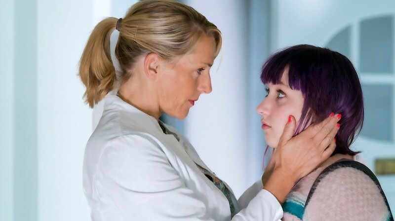 Nora (Tanja Wedhorn, li.) untersucht Klara (Ruby M. Lichtenberg, re.). – Bild: ARD Degeto/​Boris Laewen