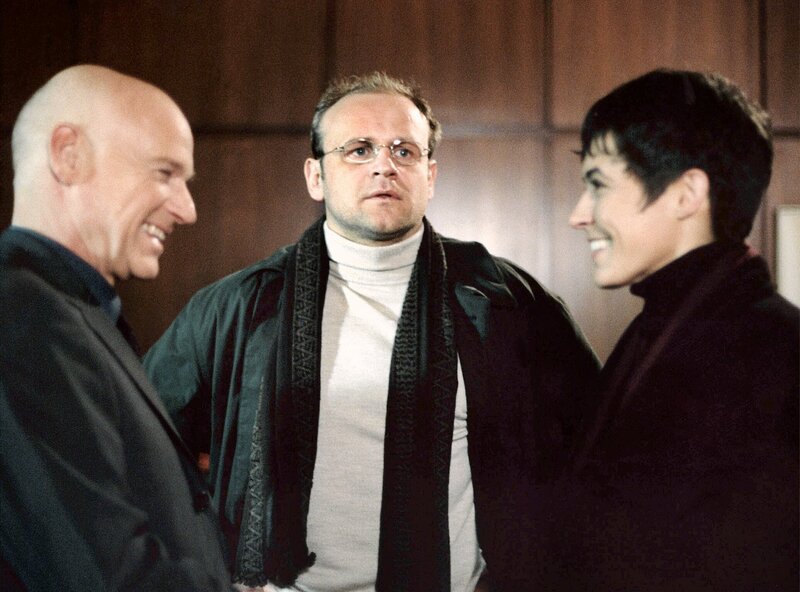 Tom Reisinger (Oliver Stokowski, Mitte) stellt Lena Odenthal (Ulrike Folkerts, rechts) den erfolgreichen Unternehmer Robert Franke (Dietrich Hollingerbäumer) vor. – Bild: SWR/​Schmitz