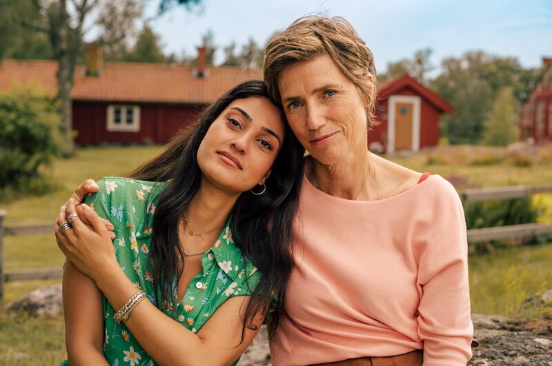 Sofia (Sogol Faghani, l.) fühlt sich bei Frederika (Julia Bremermann, r.) geborgen. – Bild: ZDF und Sebatian Wiegärtner