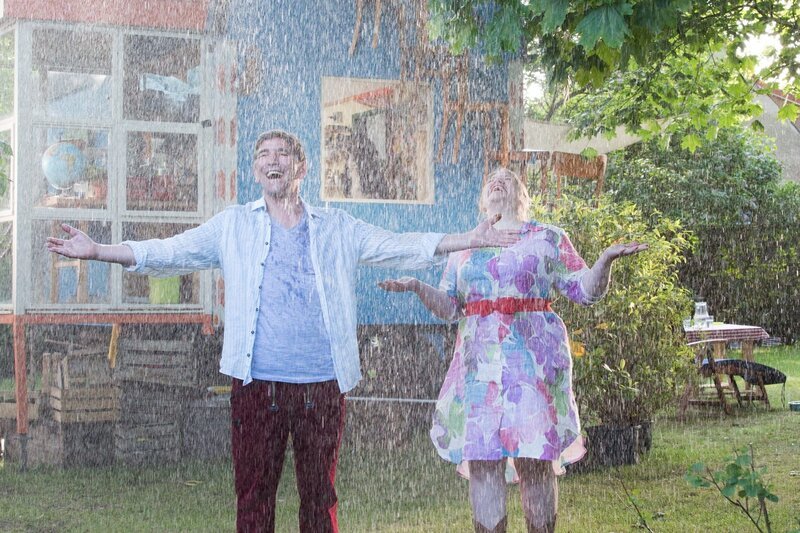 Endlich Regen! Fritz Fuchs (Guido Hammesfahr) und seine Nachbarin Dani Paschulke (Gisa Flake) sind erleichtert, die Dürre hat ein Ende. – Bild: ZDF/​Zia Ziarno