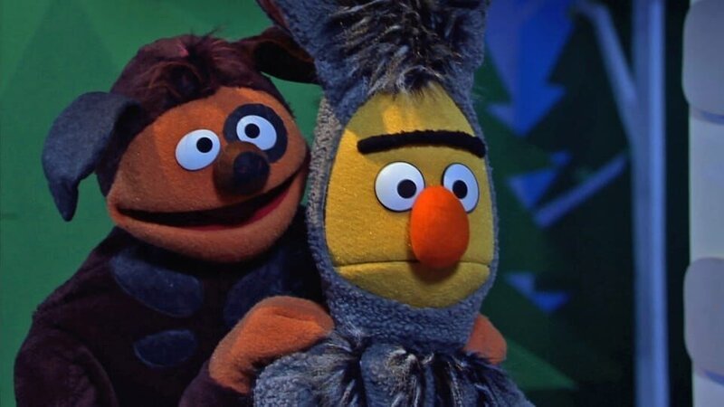Hund (Ernie) und Esel (Bert) machen sich auf den Weg nach Bremen. – Bild: NDR/​Studio Hamburg Produktion/​Sesame workshop
