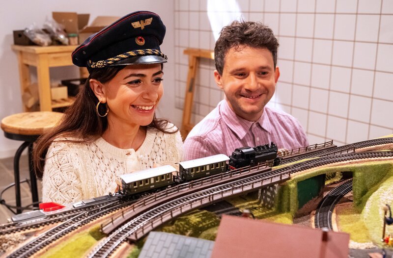 Lale (Yeliz Simek, l.) überrascht sich selbst und Fritz (Thimo Meitner, r.) mit der Tatsache, dass sie Spaß an Modelleisenbahnen hat. – Bild: ARD/​WDR/​Saskia Pavek