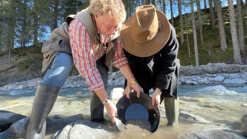 Esther und Theo beim Goldwaschen. – Bild: ORF Esther und Theo beim Goldwaschen. – Bild: ORF